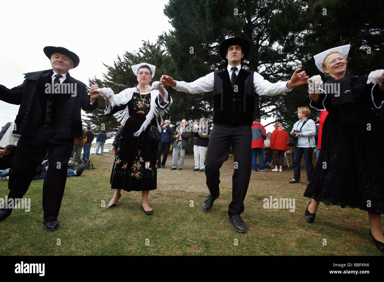 Ropa tradicional bretona, la música y la danza, festival folclórico, Morbihan, Francia Foto de stock