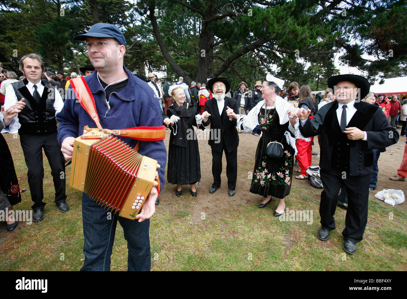 Ropa tradicional bretona, la música y la danza, festival folclórico, Morbihan, Francia Foto de stock