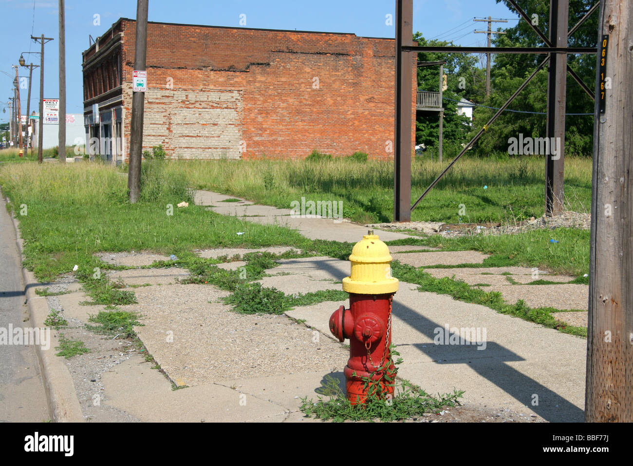 Desvencijado edificio y frondosa calle Mack Avenue de Detroit, EE.UU. Foto de stock