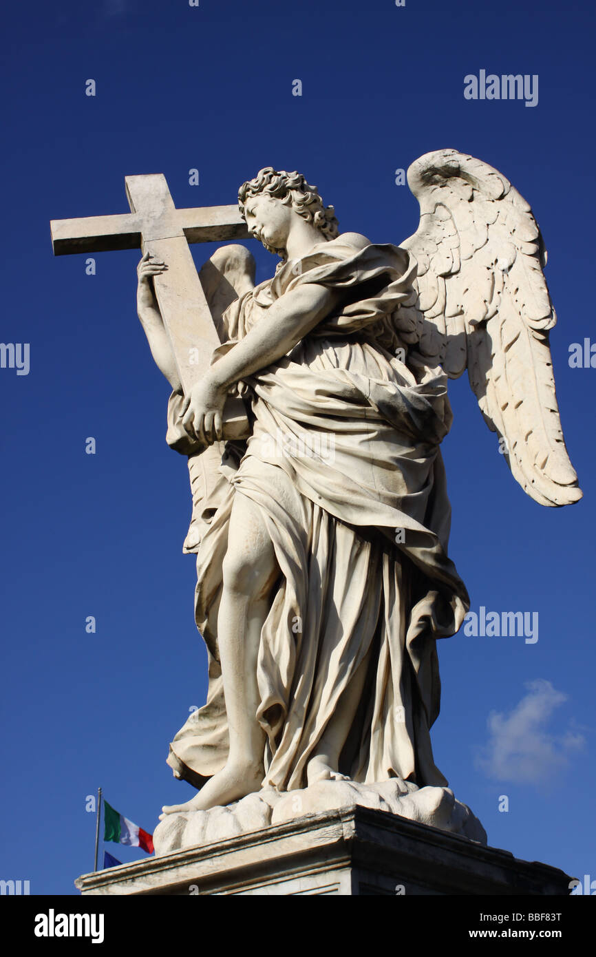 Estatua de angel en el Ponte Sant'Angelo, Roma, Italia. Foto de stock