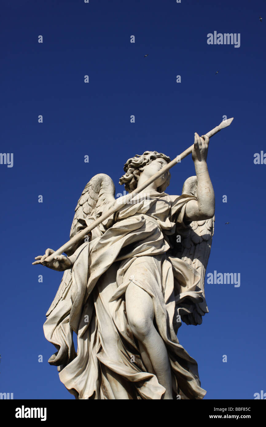 Estatua de angel en el Ponte Sant'Angelo, Roma, Italia. Foto de stock