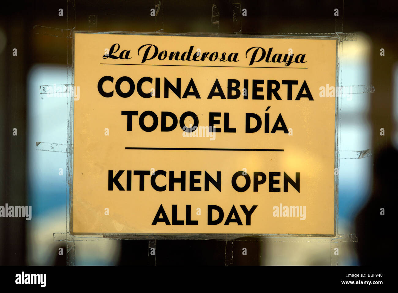 Bilingual, cartel en dos idiomas, inglés y español, en un chiringuito ventana, Fuengirola, Costa del Sol, Andalucía, España. Foto de stock
