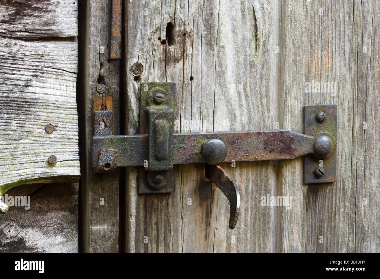 Pestillo y cerrojo en el viejo cobertizo puerta. Foto de stock