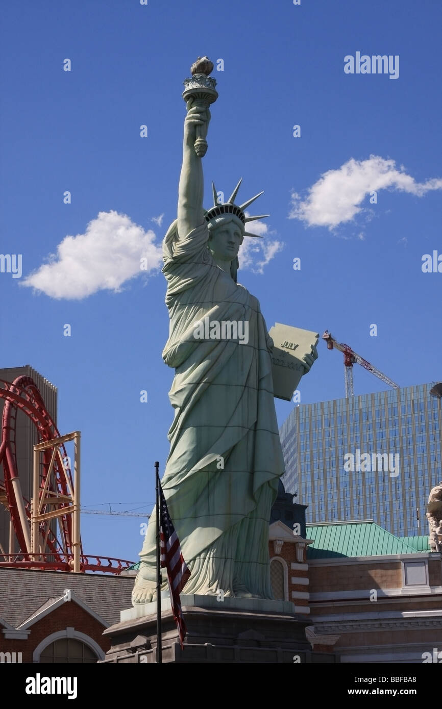 Cerca de la Estatua de la libertad saludo viajeros fuera el New York-New York Hotel and Casino en Las Vegas, Nevada, EE.UU. Foto de stock