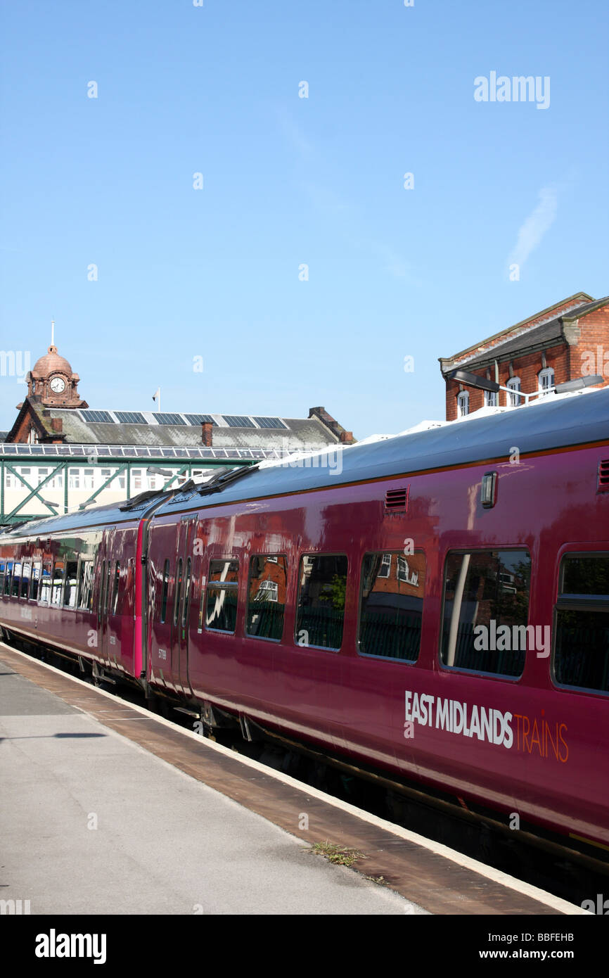 Un tren en Nottingham East Midlands Estación, Nottingham, Inglaterra, Reino Unido. Foto de stock