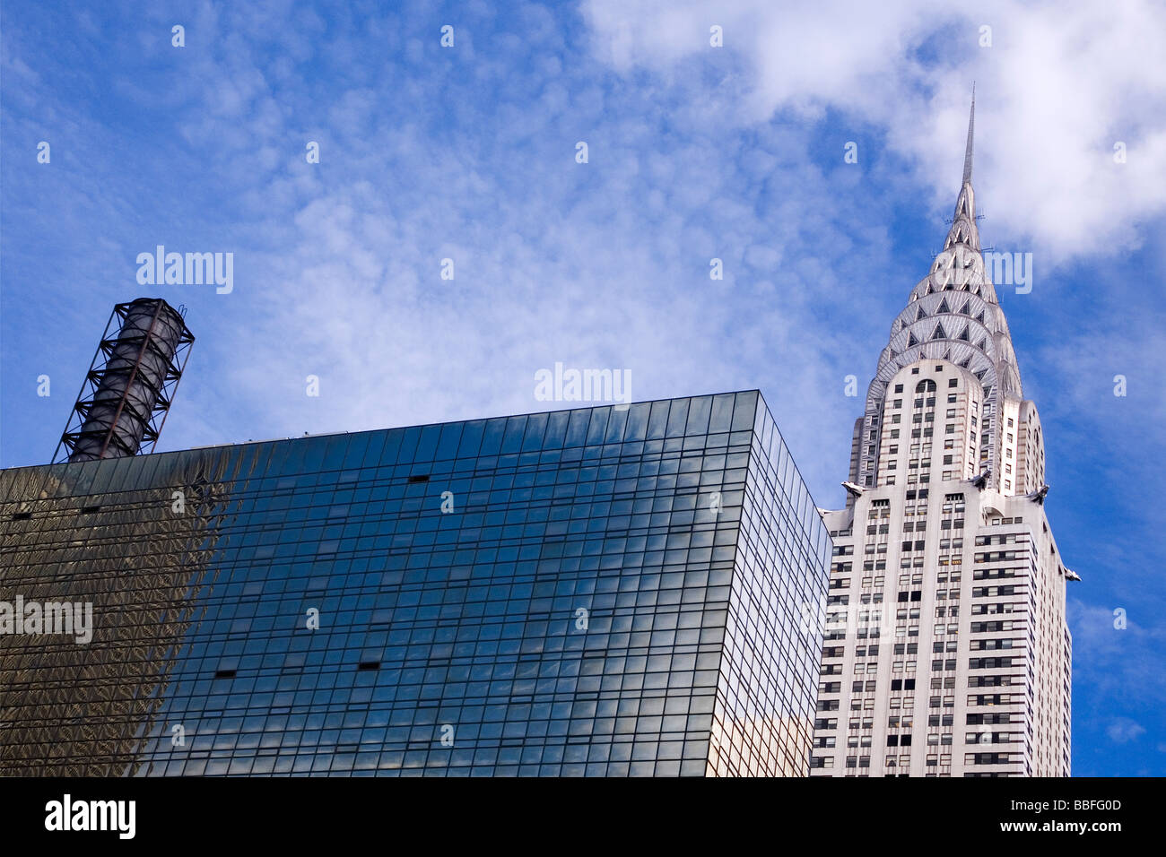 Edificio Chrysler Sol sol blue sky skyscapers en Midtown, Manhattan, Ciudad de Nueva York NUEVA YORK NUEVA YORK, Estados Unidos de América Foto de stock