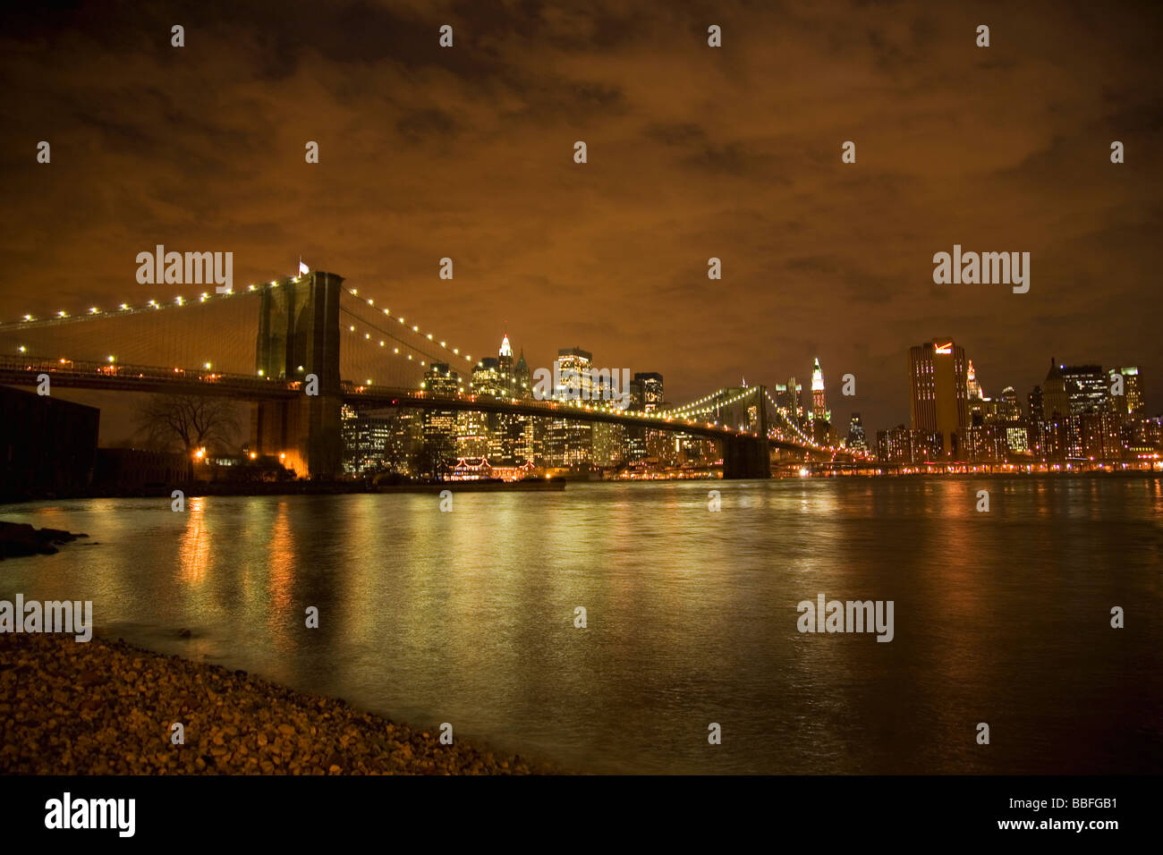 Vista del Puente de Brooklyn en Nueva York y los edificios de Manhattan de noche NYC ESTADOS UNIDOS Estados Unidos de América Foto de stock