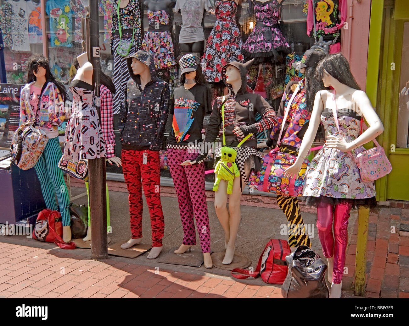 Colores de moda alternativa en manequins en una tienda de la calle al aire  libre visualización en Brighton North Laine Fotografía de stock - Alamy