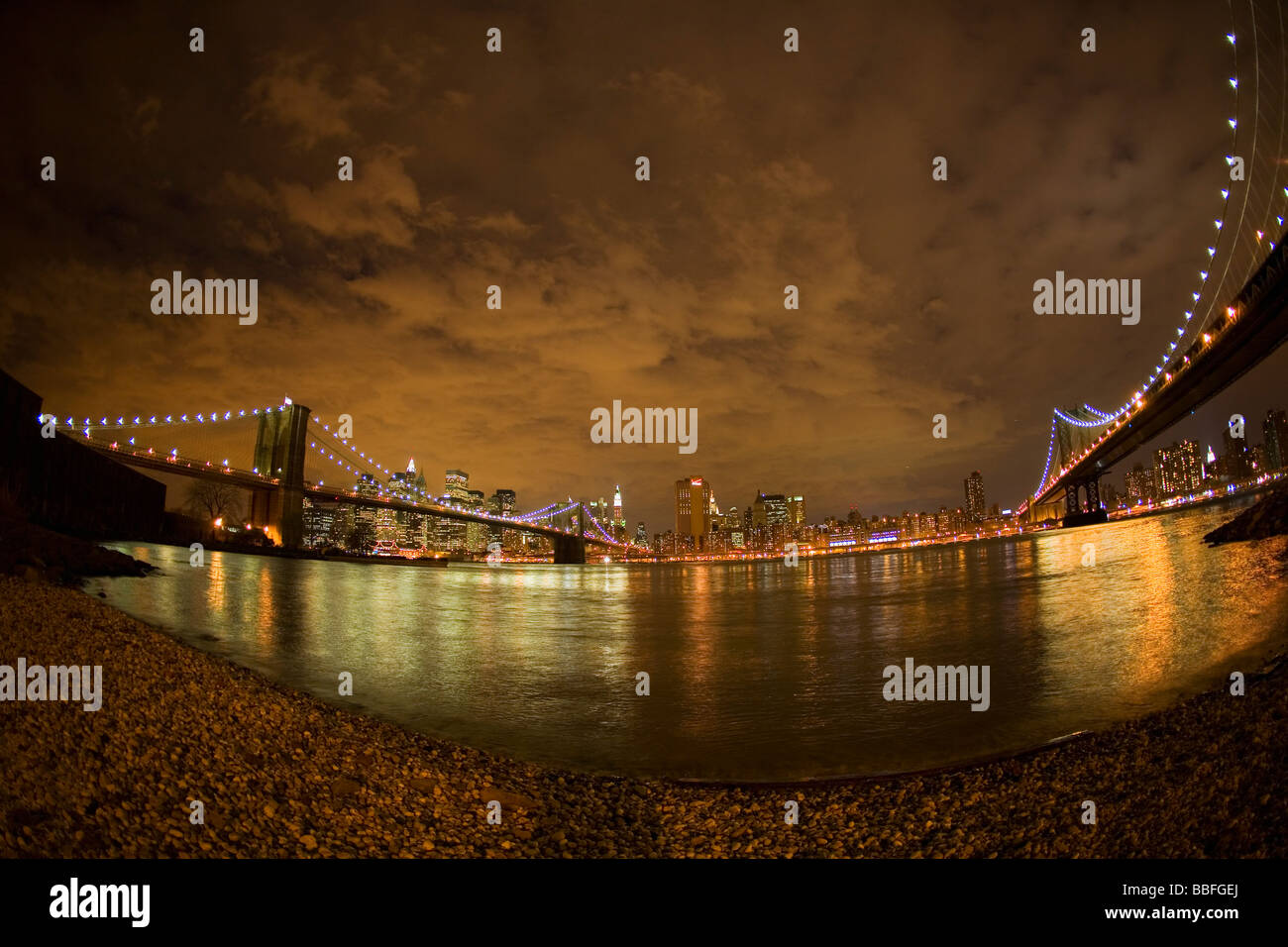 Vista del Puente de Brooklyn en Nueva York y los edificios de Manhattan de noche NYC ESTADOS UNIDOS Estados Unidos de América Foto de stock