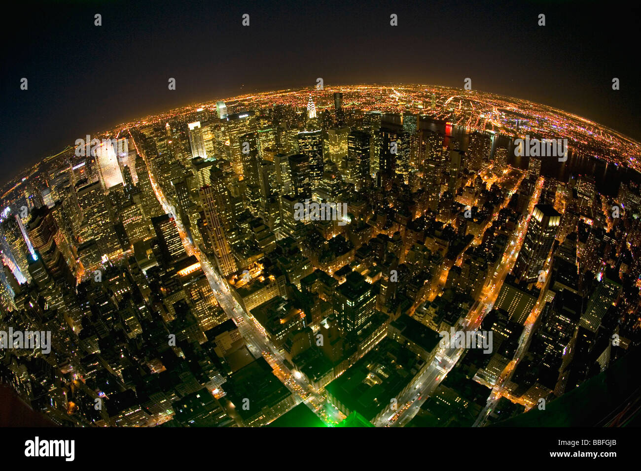 Vista de Nueva York en la noche desde la parte superior del edificio Empire State de Nueva York Estados Unidos de América EE.UU. Foto de stock