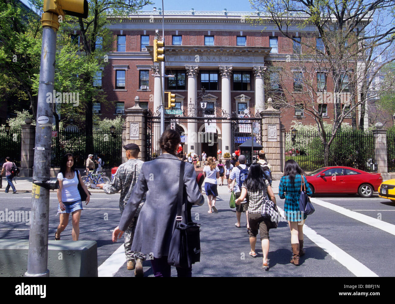 Esquina de la Universidad de Columbia. Upper Manhattan, Nueva York. Gente cruzando la calle a Barnard College USA Foto de stock