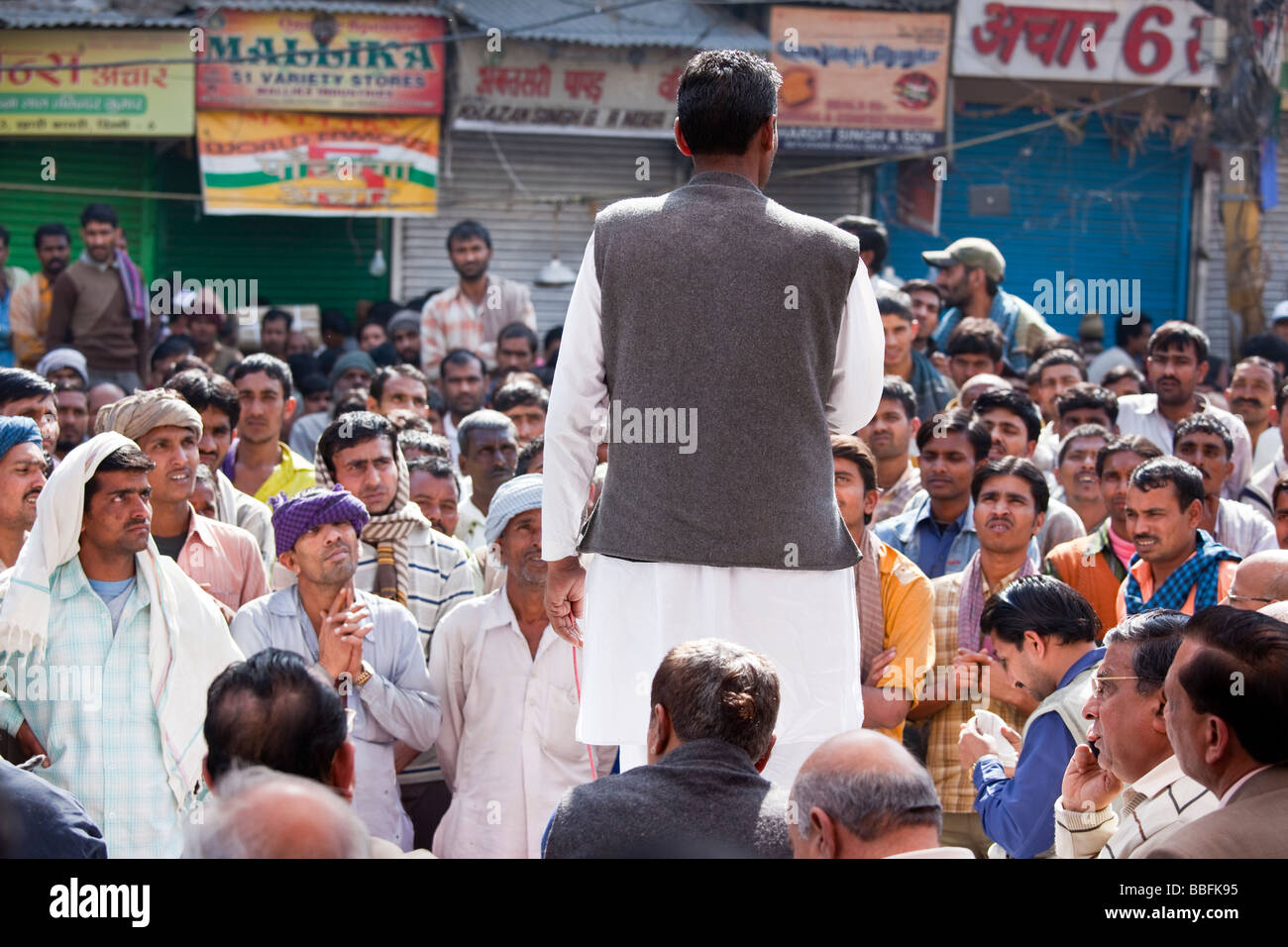 Político en vieja Delhi dando un discurso Foto de stock