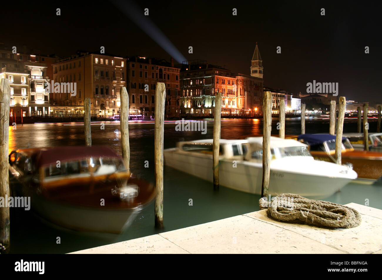 Veince - Canal Grande en la noche Foto de stock