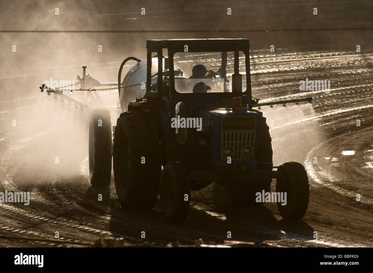De pesticida pulverizador tractor tractores agrícolas de granja de producción intensiva de alimentos productos químicos química producida intensivamente ferti Foto de stock
