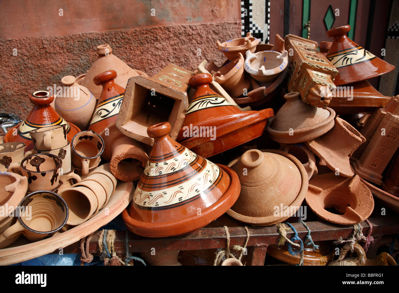 https://c8.alamy.com/compes/bbfrg1/africa-africa-del-norte-marruecos-marrakech-alfareria-y-tajine-loza-para-descartar-bbfrg1.jpg