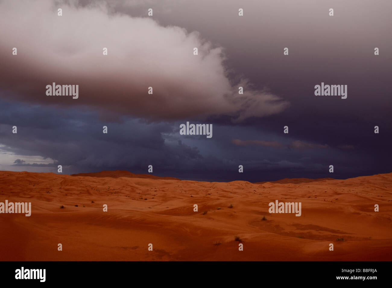África, África del Norte, Marruecos, el desierto del Sahara, Merzouga, Erg Chebbi, nubes de lluvia Foto de stock