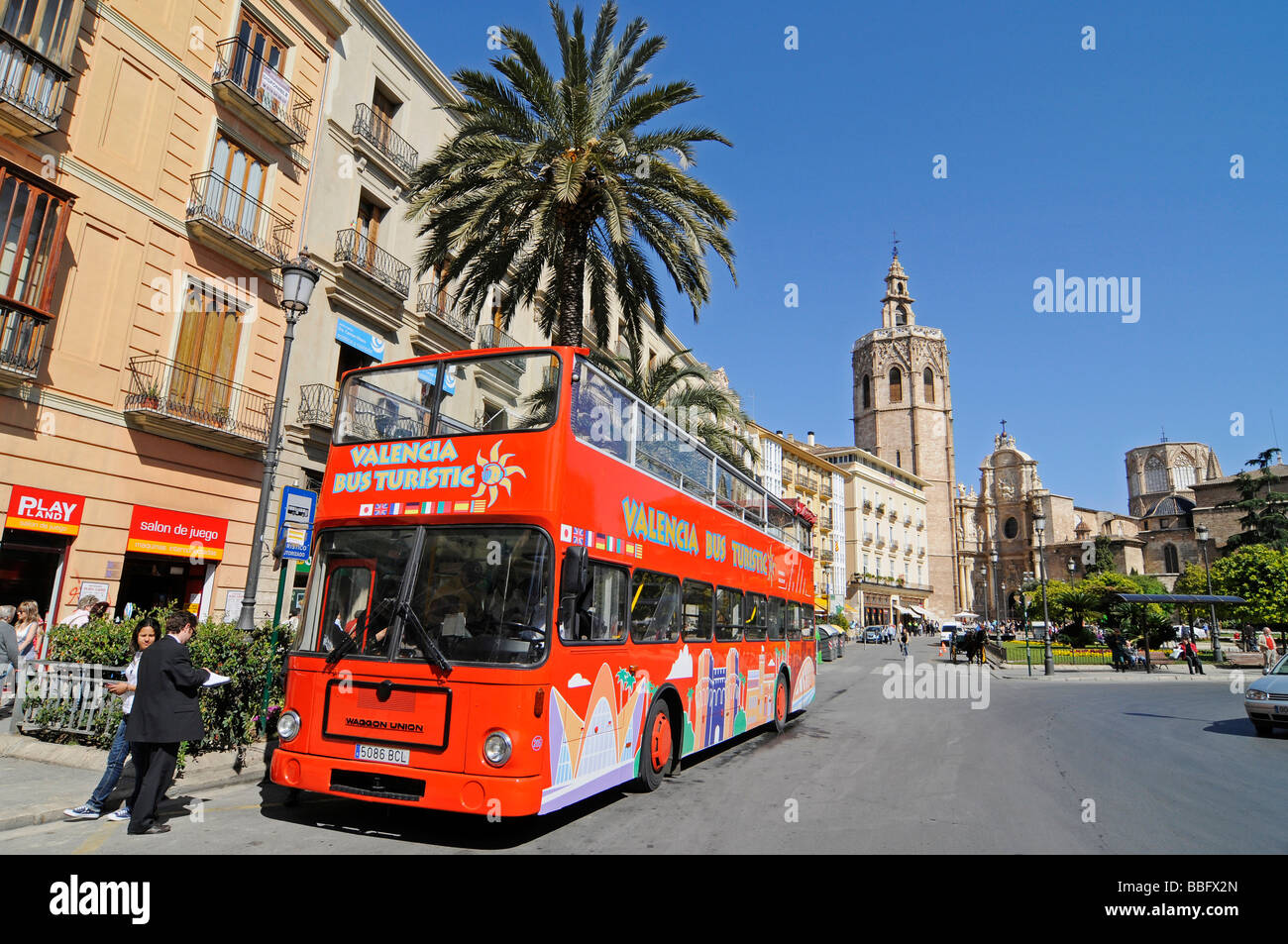 Bus Sightsseing, Plaza de la Reina Square, la Catedral de Santa María, la Catedral, la Torre Miguelete, Valencia, España, Europa Foto de stock