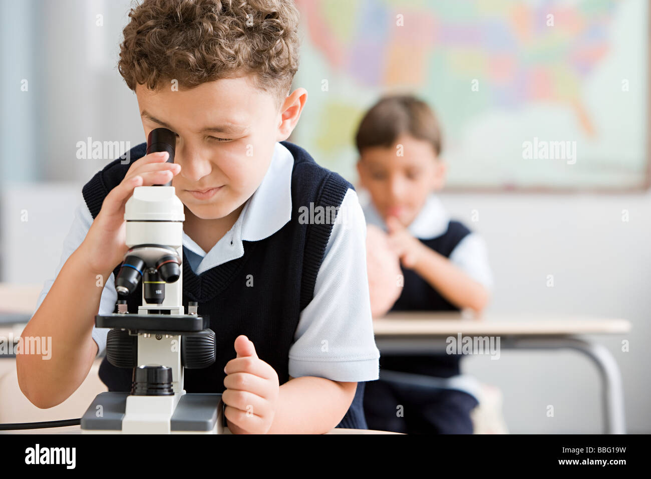 El colegial con microscopio Foto de stock