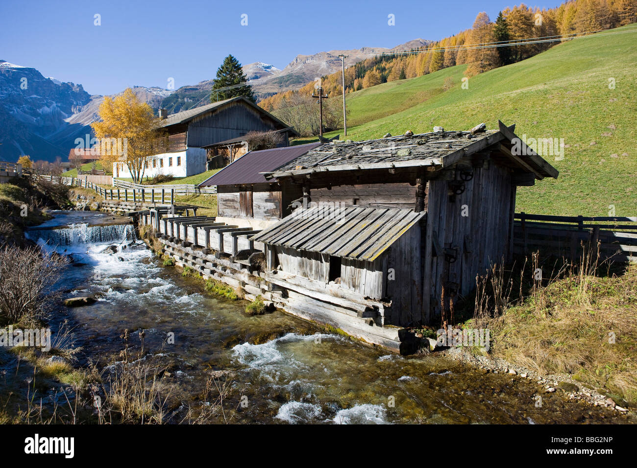 Antigua granja en otoño, Obernberg, norte del Tirol, Austria, Europa Foto de stock