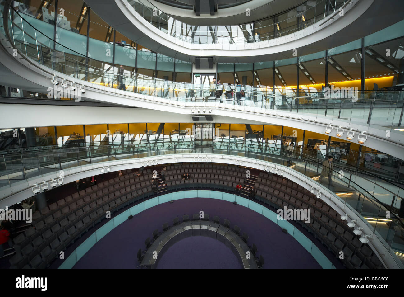 Atrio interior y escalera en espiral de GLA Ayuntamiento Alcaldía de Greater London Authority Londres England Reino Unido arquitectura Foto de stock