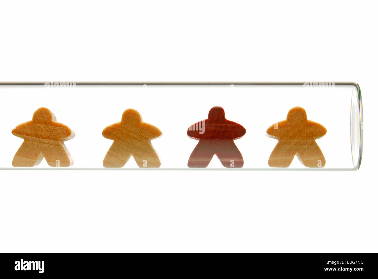 Pieza de juego de pie en medio de diferentes colores, figuras simbólicas de ser diferente Foto de stock