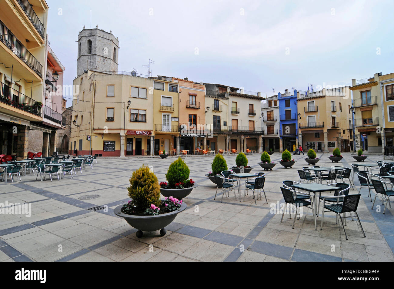 Sillas vacías, Street Café, Plaza Mayor, Plaza principal, Sant Mateu, Sant Mateo, Castellón, Valencia, España, Europa Foto de stock