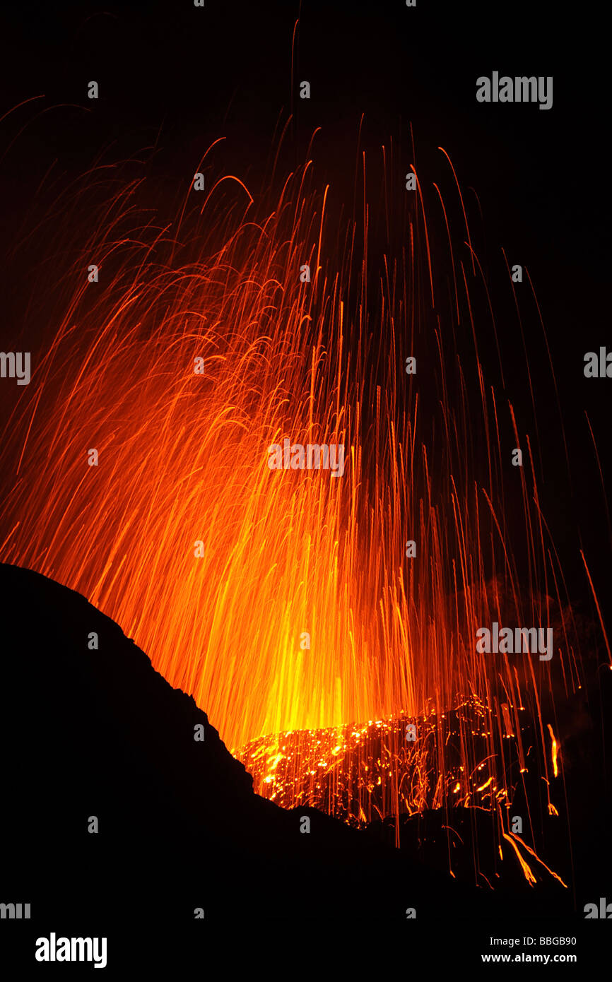 Erupción volcánica del volcán Stromboli, Stromboli, Italia, Islas Liparic Foto de stock