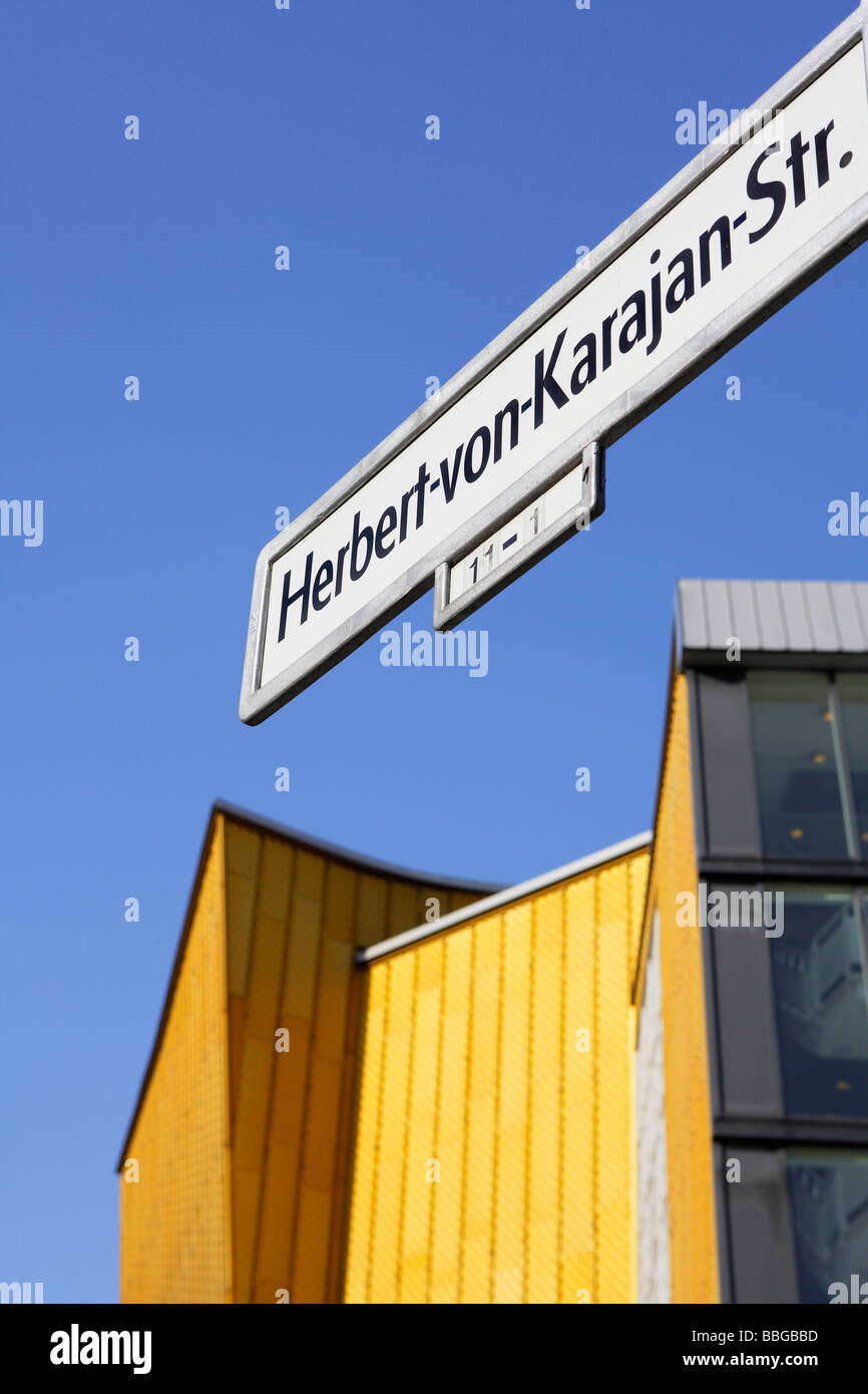 Signpost, HerbertvonKarajanStrasse, delante de la Sala de Música de Cámara en el Foro Signpost, HerbertvonKarajanStrasse, delante de la Sala de Música de Cámara en el Foro