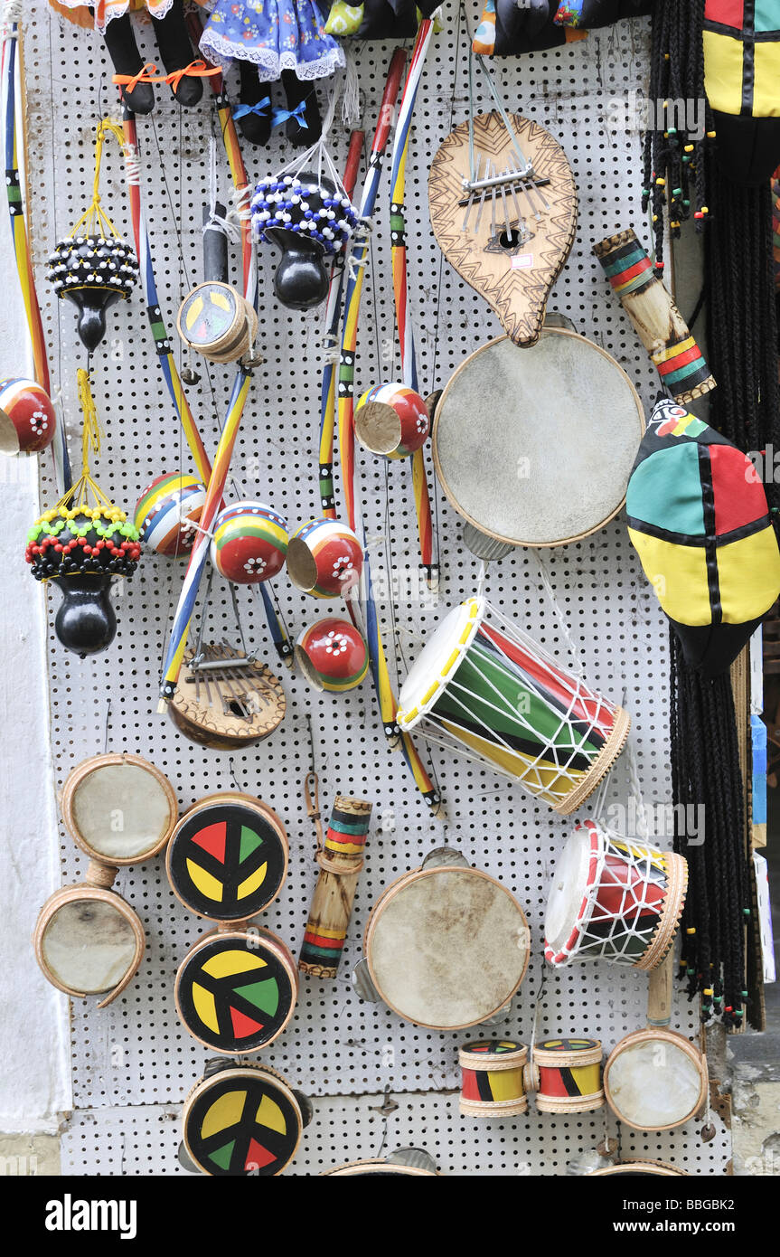 Instrumentos musicales tradicionales, la venta callejera, Salvador, Bahia,  sitio del Patrimonio Mundial de la UNESCO, Brasil, América del Sur  Fotografía de stock - Alamy