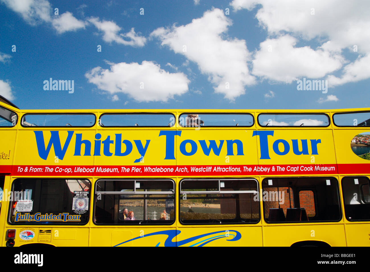Autobús turístico en Whitby, North Yorkshire, Inglaterra, Reino Unido. Foto de stock