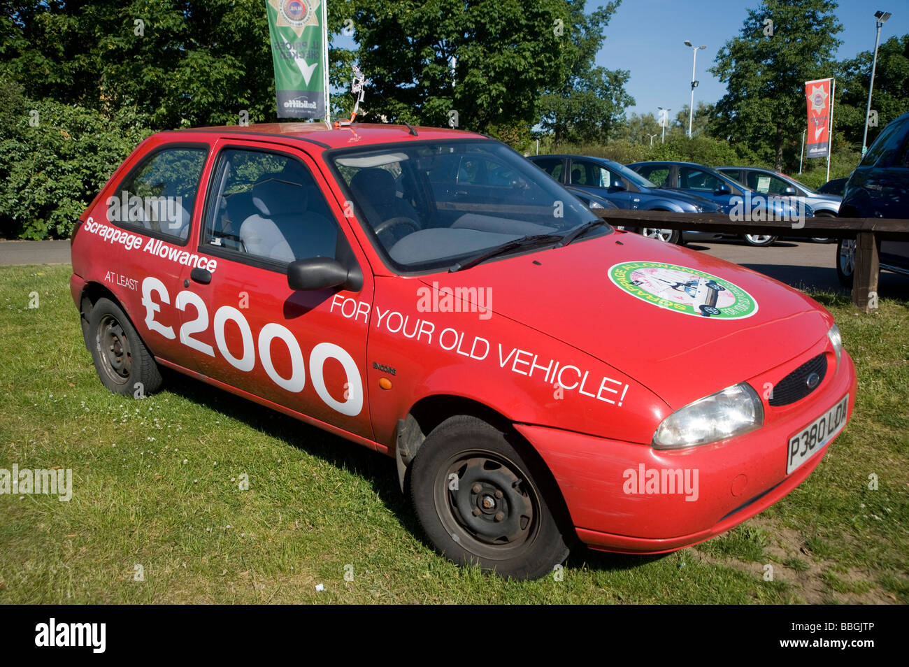 Viejo coche usado en un concesionario de coches para anunciar el plan de subsidio scrappage gobiernos introdujeron en 2009 Foto de stock