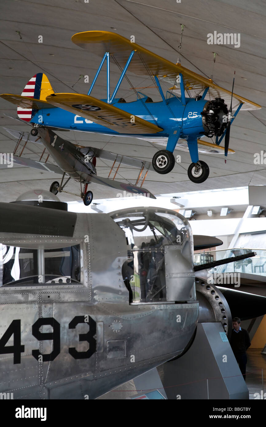 Imperial War Museum Duxford en Cambridge que contiene una gran selección de aviones del mundo y también una pista de aterrizaje, Inglaterra Foto de stock