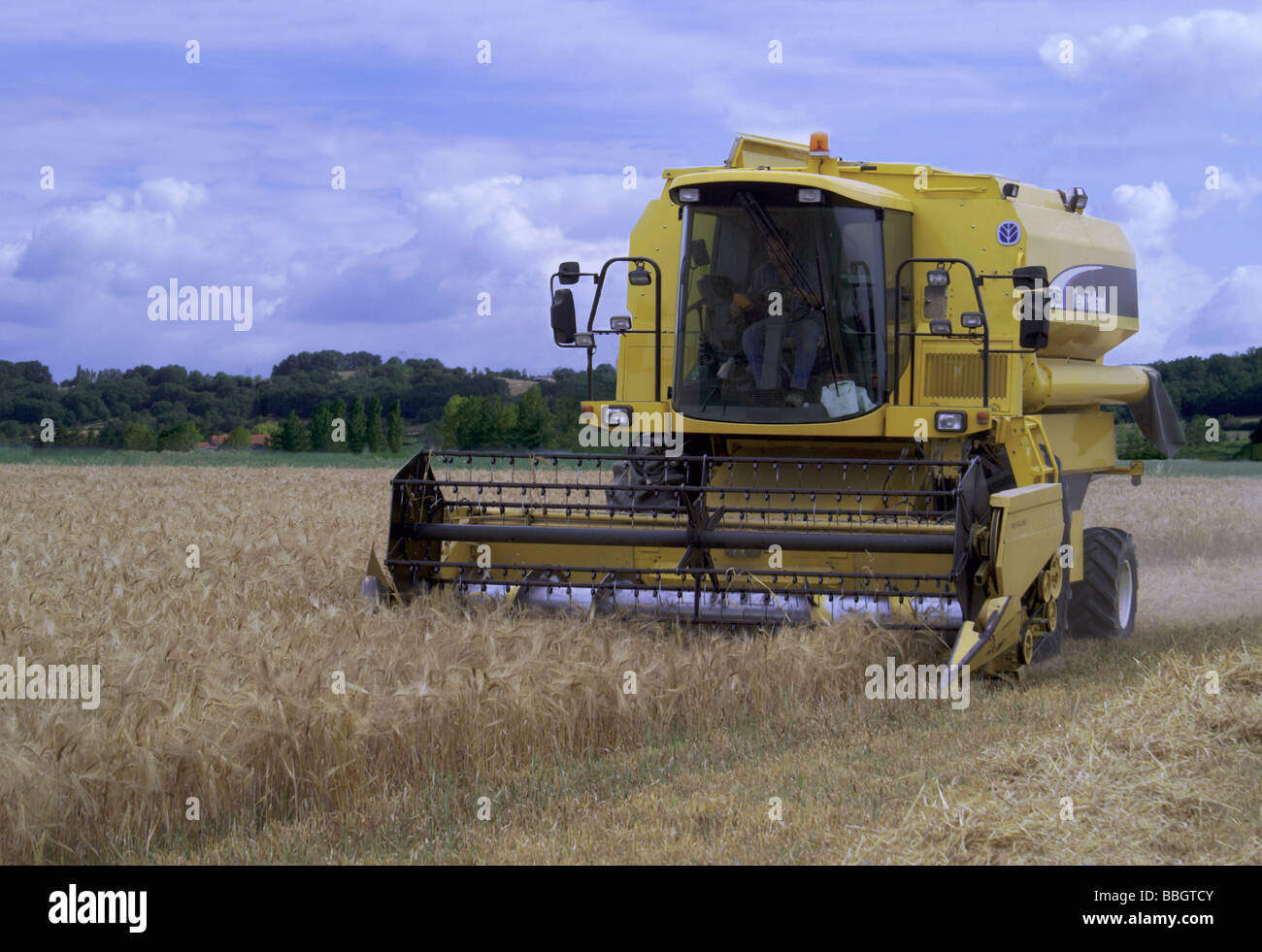 Francia;la agricultura;cosechar cebada en Dept. Hautes Pyrénées;Gascuña;al sur-oeste de Francia. Foto de stock