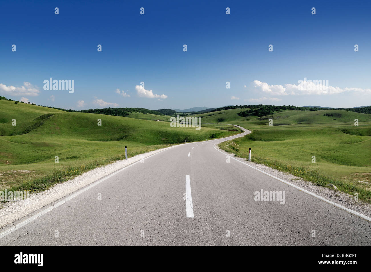 Camino a través de las colinas de Bosnia Herzegovina Foto de stock
