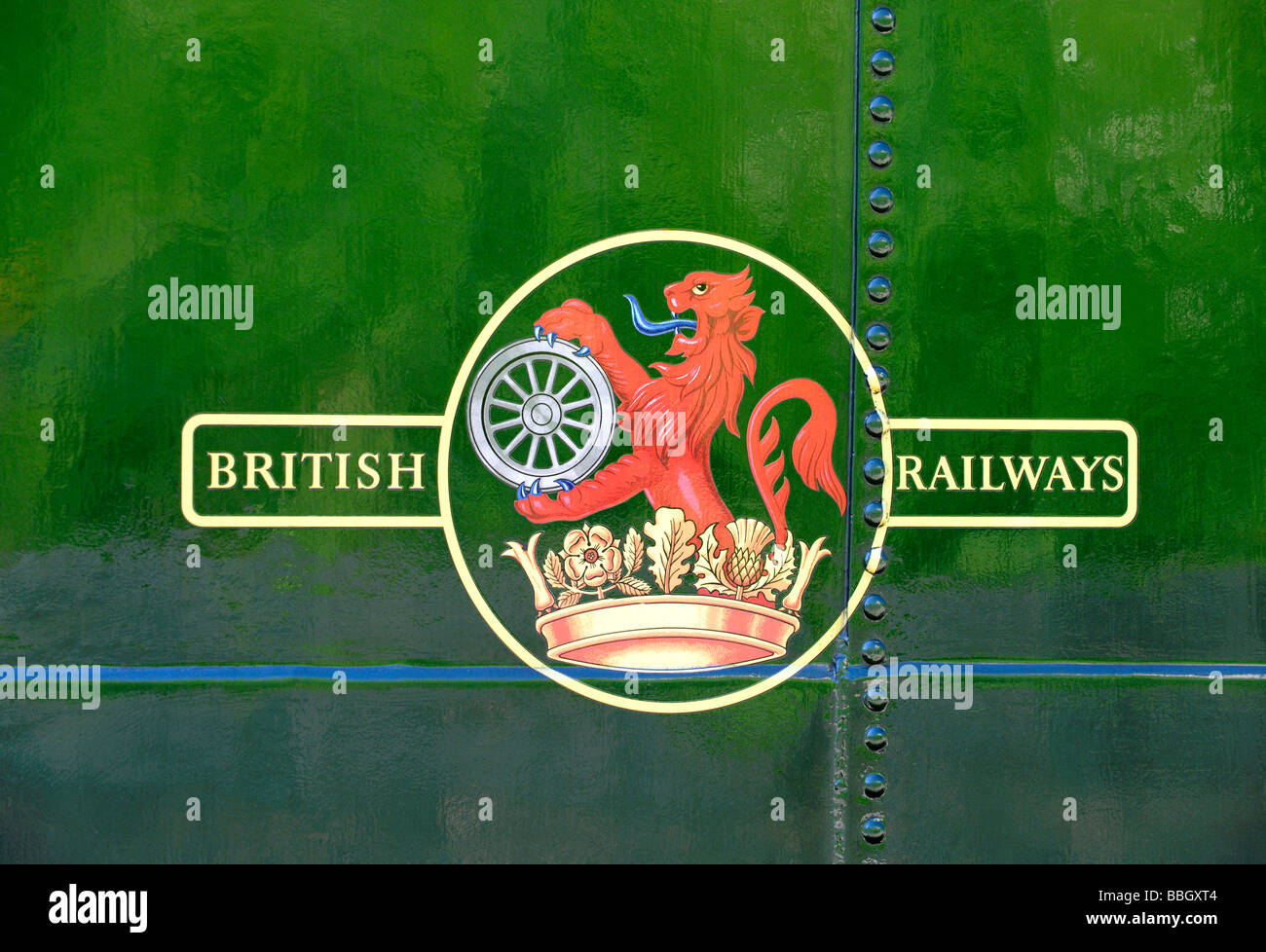 Los ferrocarriles británicos firman en el lateral de un tren a vapor Foto de stock