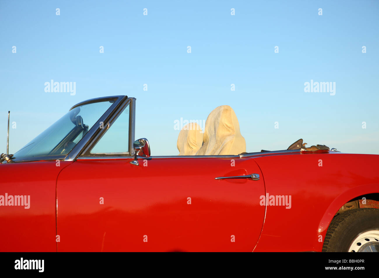 Coche convertible rojo con fondo de cielo azul Foto de stock