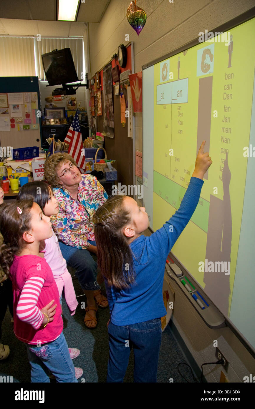 Los estudiantes de kindergarten utilizar una pizarra interactiva en el aula de una escuela pública en Boise, Idaho, EE.UU. MR Foto de stock