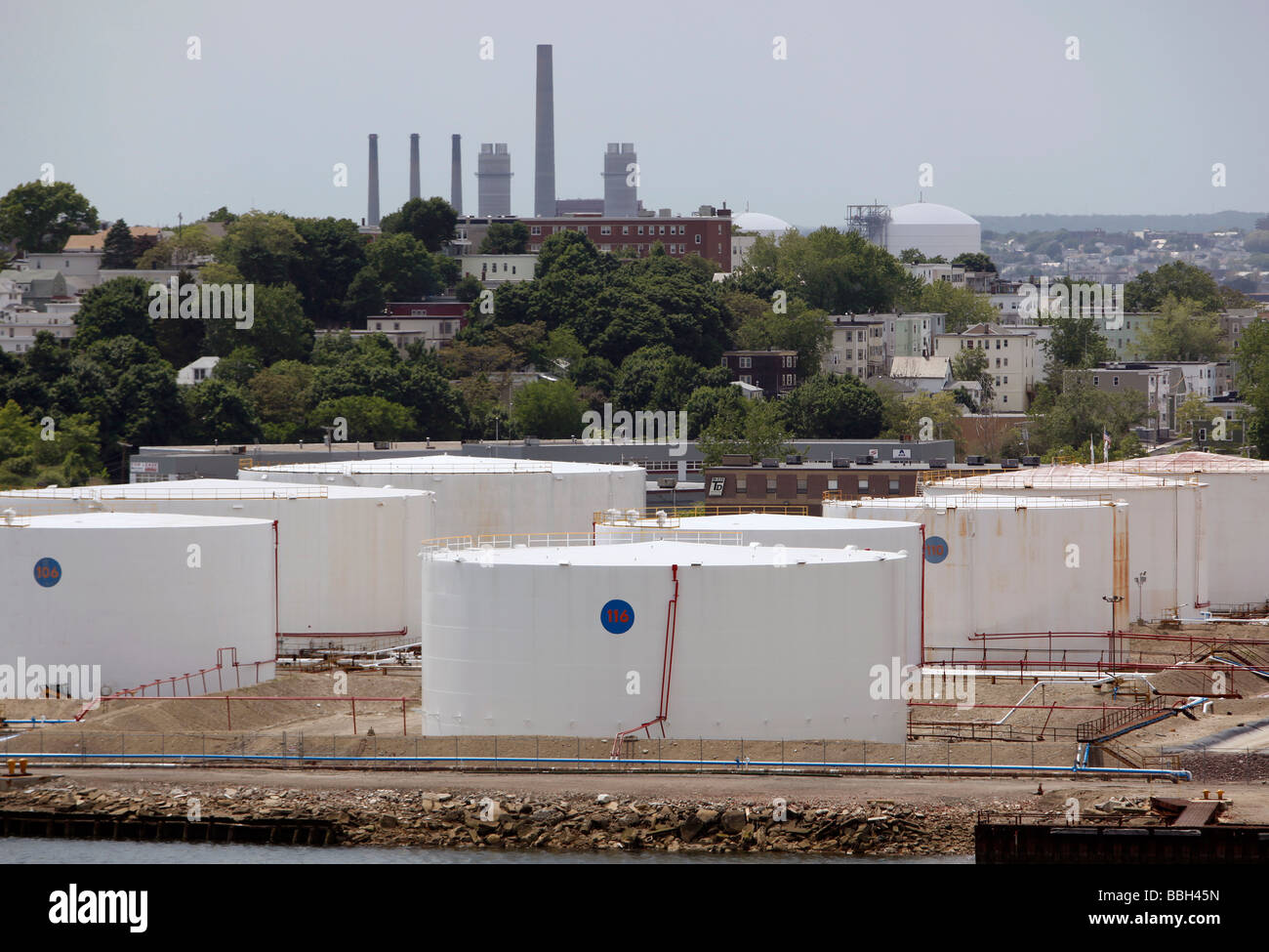 Tanques de almacenamiento de combustible cerca de un barrio residencial, Boston. Foto de stock
