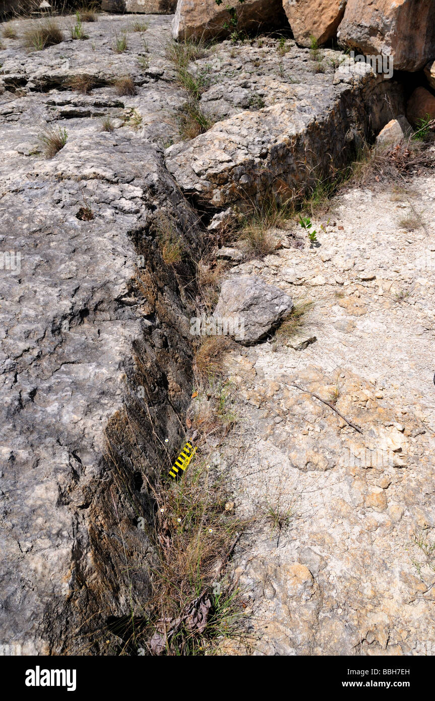 Superficies de piedra caliza defectuoso en Texas Hill Country, EE.UU.. Foto de stock