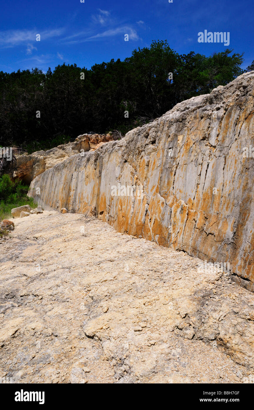 Recientemente expuesto fallo escarpa en piedra caliza, Texas Hill Country, EE.UU.. Foto de stock