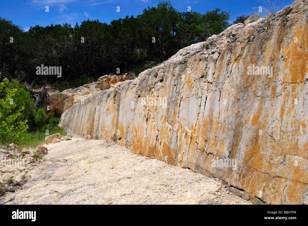 Superficie expuesta de una falla normal en piedra caliza, Texas, EE.UU. Foto de stock