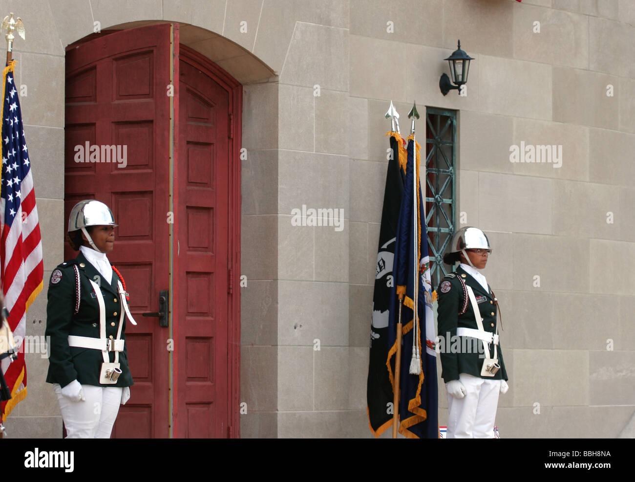 Celebración del Día de los difuntos en el carillón en Richmond, VA. Franklin escuela militar de JROTC de miembros de la guardia de honor Foto de stock