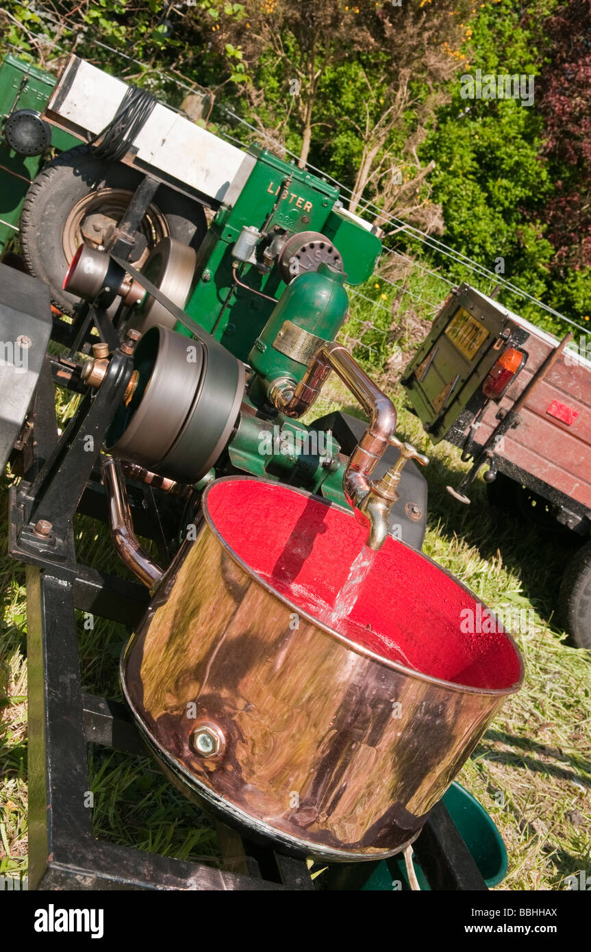 Bomba de agua de vapor, bombeo de agua en un cilindro de latón Fotografía de stock - Alamy