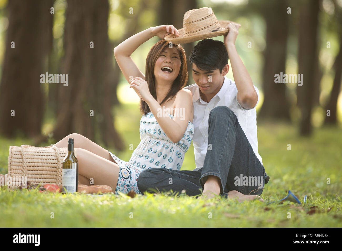 Pareja joven tener un picnic en el parque Foto de stock