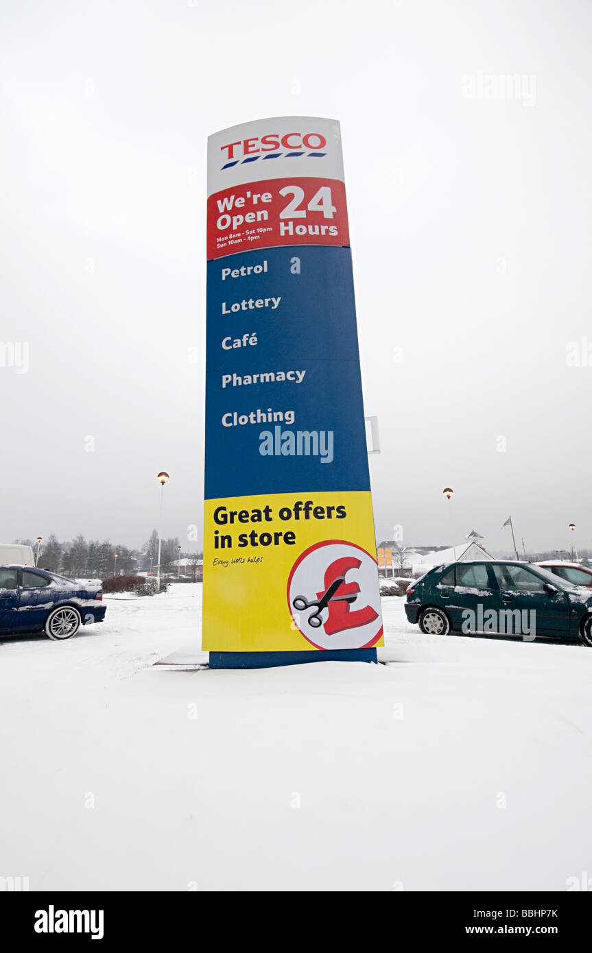 Tesco dudley snow frio supermercado signo fotografías e imágenes de