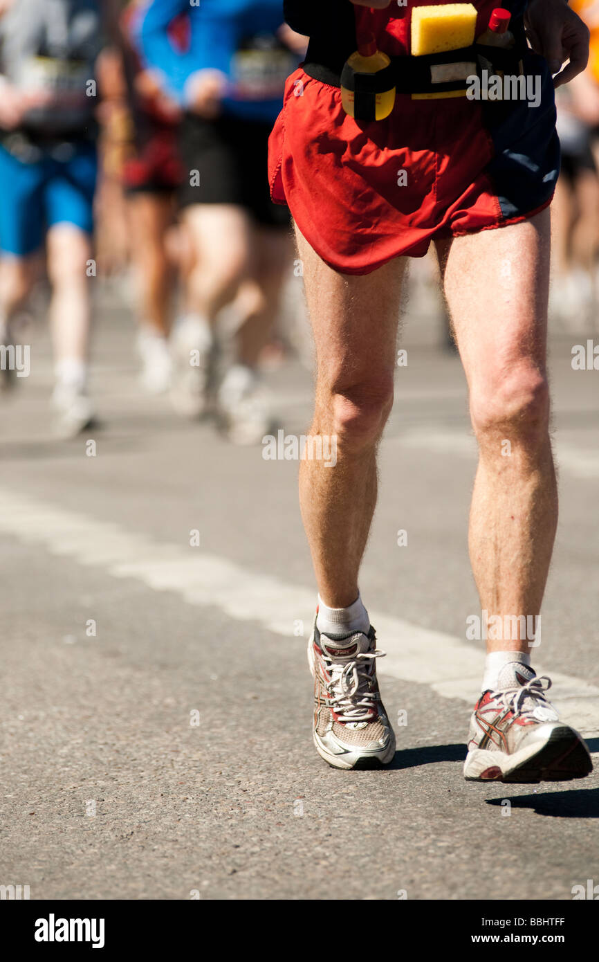 Detalle cerrar de piernas con shorts, correa, botella, zapatillas de  caminar o correr sobre el asfalto en la Maratón de Estocolmo 2009  Fotografía de stock - Alamy