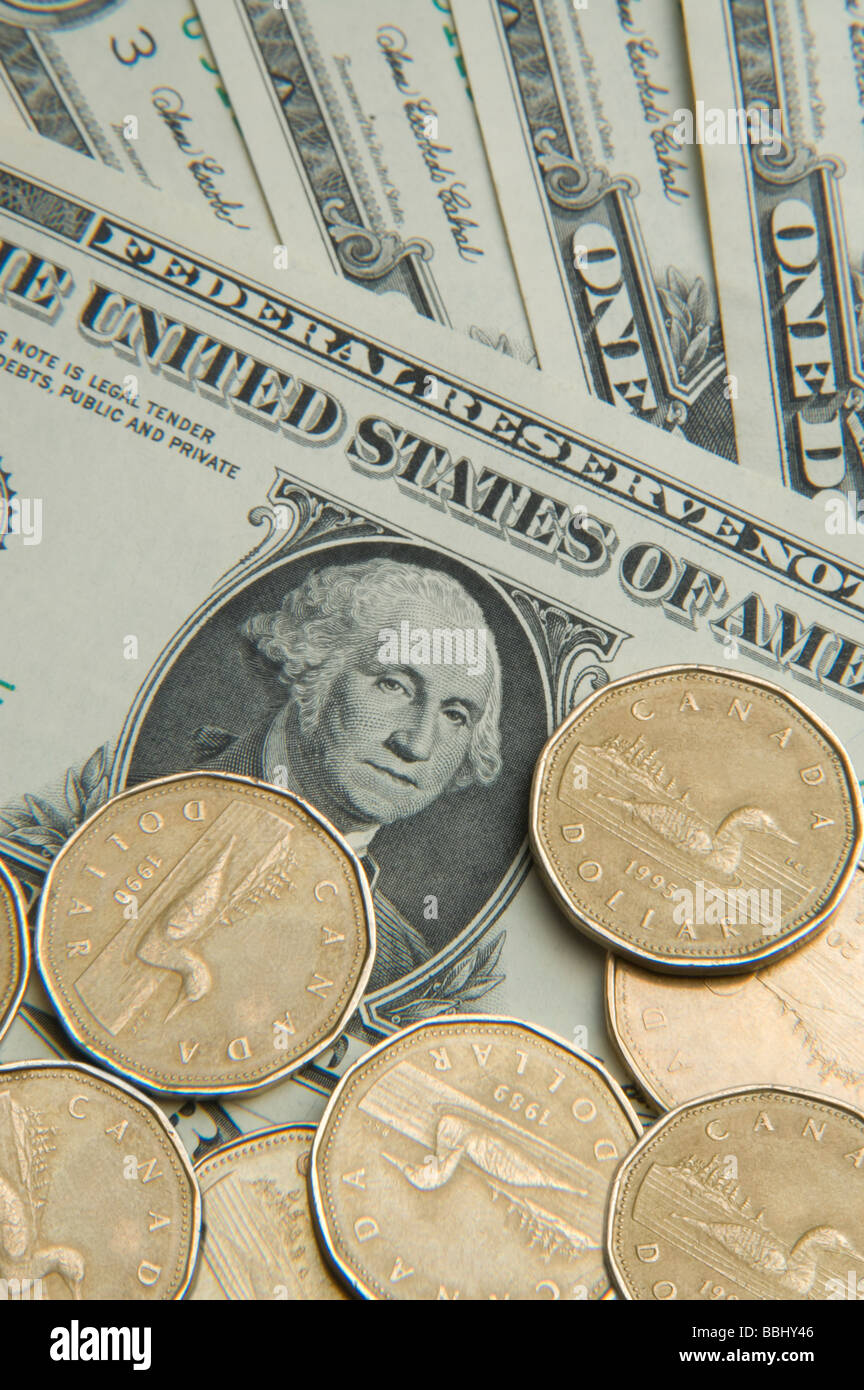 Billete de dólar americano rodeado por un dólar canadiense monedas  Fotografía de stock - Alamy