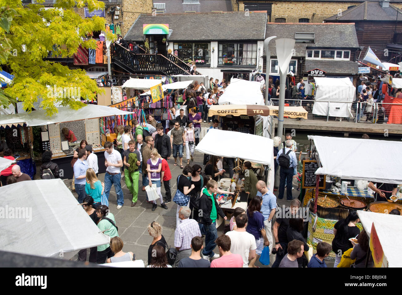 Fin de semana, puestos de comida - Camden Lock Market - Londres Foto de stock