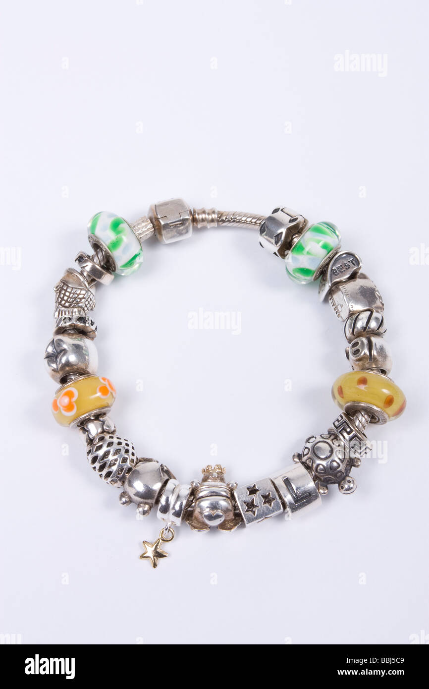 Chamilia Sterling Silver Charm Bracelet con muchos encantos ale Fotografía  de stock - Alamy