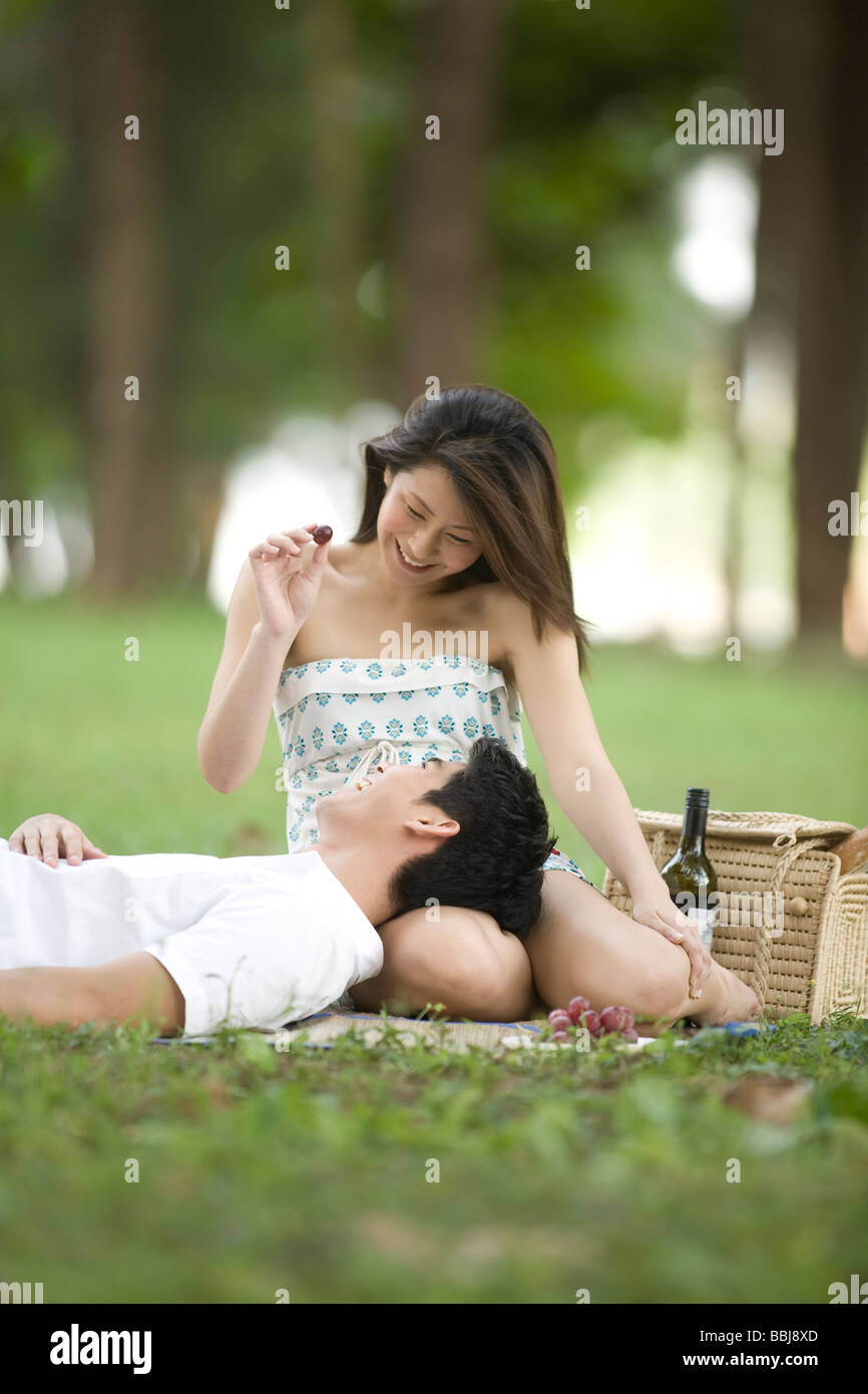 Pareja joven tener un picnic en el parque Foto de stock